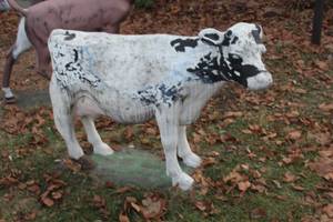 lot 283 image: Cow Statue Yard Dcor