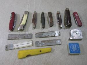 Assorted Vintage Pocket Knives, Raz...