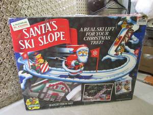 Santas Ski Slope  EW4...
