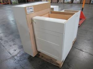 lot 322 image: WHOLESALE MIXED PALLET OF WHITE KITCHEN AND BATHROOM CABINETS