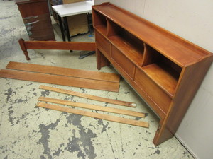 lot 503 image: GENUINE CUSHMAN COLONIAL CREATION BED AND MIRROR, CRAFTED OF MAPLE, MADE IN BENNINGTON, VT