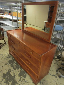 lot 504 image: GENUINE CUSHMAN COLONIAL CREATION DRESSER W MIRROR, CRAFTED OF MAPLE, MADE IN BENNINGTON, VT
