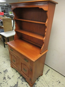 lot 505 image: GENUINE CUSHMAN COLONIAL CREATION HUTCH, CRAFTED OF MAPLE, MADE IN BENNINGTON, VT