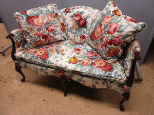 lot 514 image: LOVE SEAT SOFA