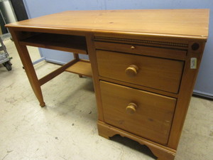 lot 522 image: SOLID PINE DESK