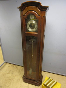 lot 523 image: ETHAN ALLEN GRANDFATHER CLOCK