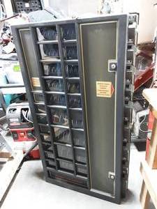 Snack Vending Machine-Wall Mounting With Keys-Works
