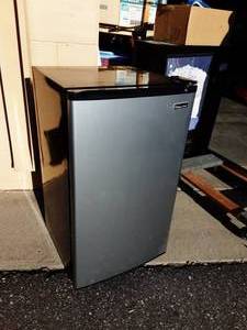 Magic Chef Mini Refrigerator 18x19x32