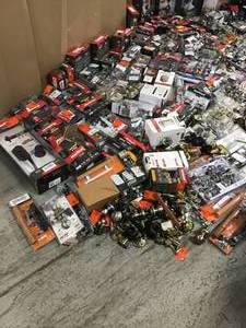 PALLET OF DOOR KNOBS AND MISC CUSTOMER RETURNS SEE PICS