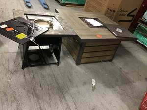 Lot with 2 outdoor Fire pit tables original costumer returns