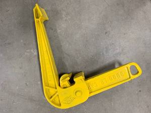 lot 56 image: Brand New 3000 Pound Drum Grabber