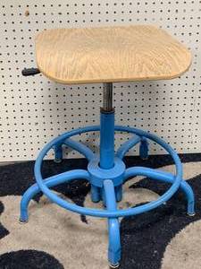 lot 80 image: Adjustable Pneumatic Shop Chair