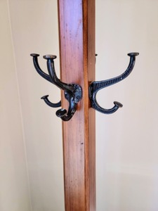 lot 4 image: Ethan Allen Coat Rack