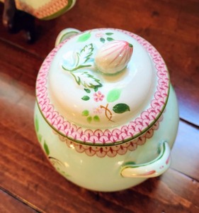lot 25 image: Pretty Calyx Ware Dishes