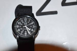 lot 27 image: U.S. Guide watch with soft band