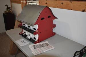 lot 41 image: 12-room American Barn Purple Martin House