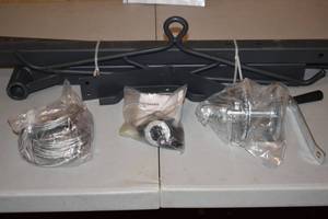 lot 62 image: 2-in-1 Deluxe Hitch Mounted Deer Hoist with Foot Base, Swivel & Gambrel 500lbs Capacity