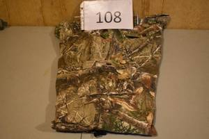 lot 106 image: Size XL Camoflauge hunting pants in like new condition