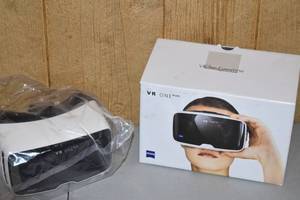lot 187 image: ZEISS VR One Virtual Reality Smartphone Headset
