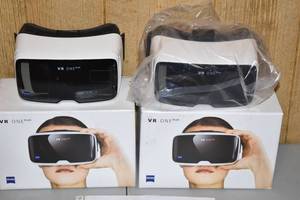lot 188 image: ZEISS VR One Virtual Reality Smartphone Headset