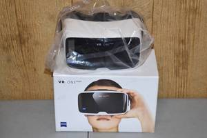 lot 189 image: ZEISS VR One Virtual Reality Smartphone Headset