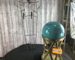 lot 173 image: Outdoor Decor