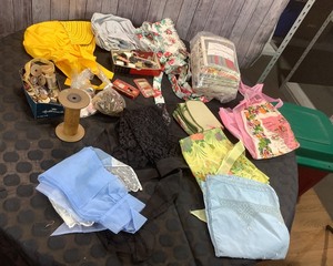 lot 140 image: Vintage Sewing Supplies