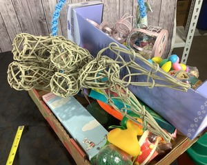 lot 131 image: Easter Items