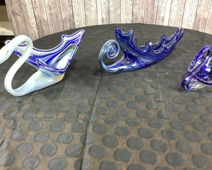 lot 128 image: Blue Glass Swans