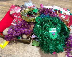 lot 2085 image: Lot of Holiday Decor