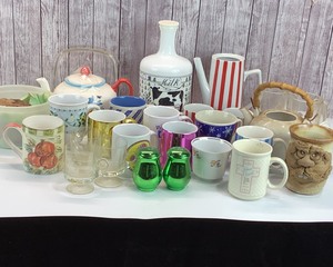 lot 2114 image: Lot of Coffee Mugs, Teapots, etc