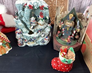 lot 2084 image: Lot of Holiday Decor