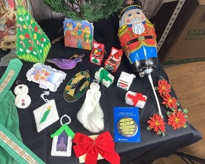 lot 2078 image: Large Lot of Christmas Decorations, etc