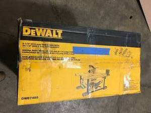 Dewalt 15 Amp Corded 8-14 in. Compact Jobsite Table saw Missing Miter Gauge not used
