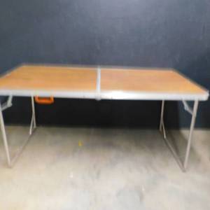 FOLDING TABLE