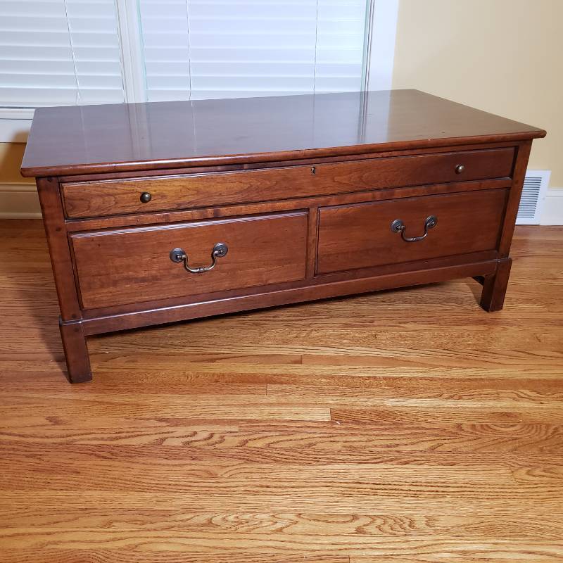 lot 4 image: Striking Mahogany Coffee Table by Bob Timberlake