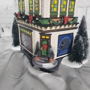 lot 9 image: Pearlsons Jewelry 30th Year Anniversary by Department 56