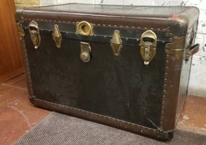 lot 78 image: Antique Vintage Steamer Trunk