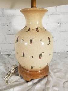 lot 170 image: Cute Cream Painted Vase Table Lamp