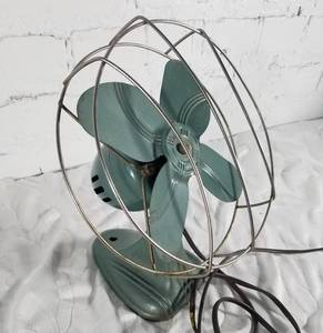 lot 86 image: Cool Vintage Metal Desk Fan