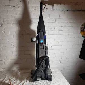 lot 107 image: Hoover Wind Tunnel Vac