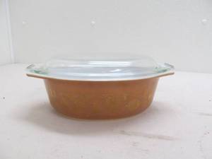 lot 12 image: vintage pyrex dish