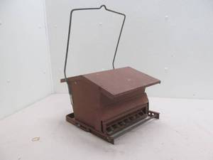 lot 28 image: bird feeder