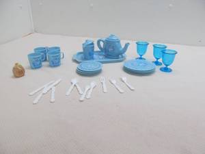 lot 46 image: childrens dish set