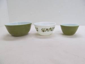 lot 52 image: pyrex bowl set