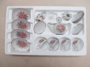 lot 71 image: childrens tea set
