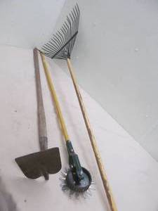 lot 94 image: garden tools