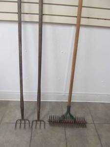 lot 113 image: garden tools