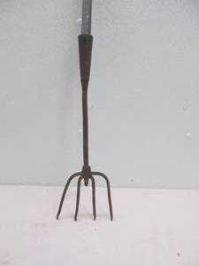 lot 116 image: vintage river spear head