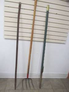 lot 118 image: pry bar, fork ,post